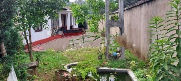 Land for Sale with Old House in Karapitiya